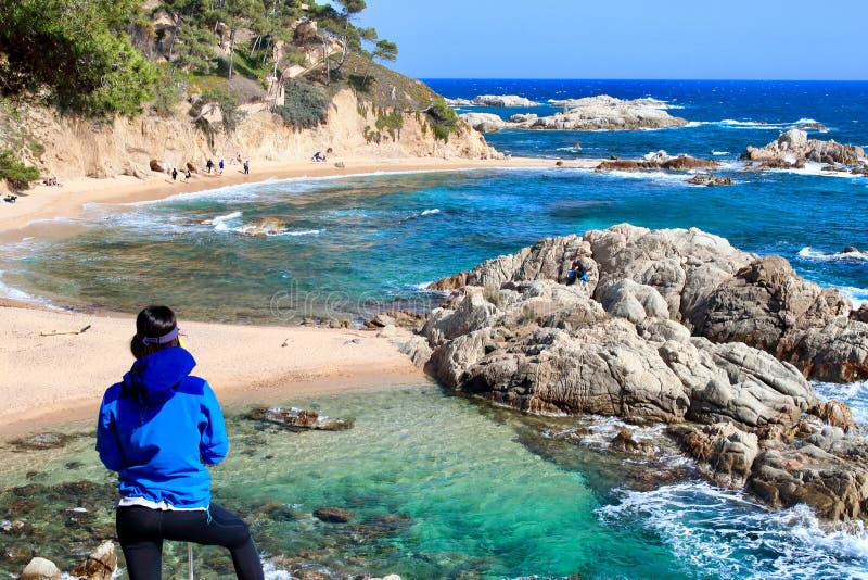 看在‘卡拉市Estreta‘海滩,拉科斯特布拉瓦岛,加泰罗尼亚,Spaon的一个年轻女性徒步旅行者一个惊人的风景 图库摄影 看在‘卡拉市Estreta‘海滩,拉科斯特布拉瓦岛,加泰罗尼亚,Spaon的一个年轻女性徒步旅行者一个惊人的风景 图库摄影